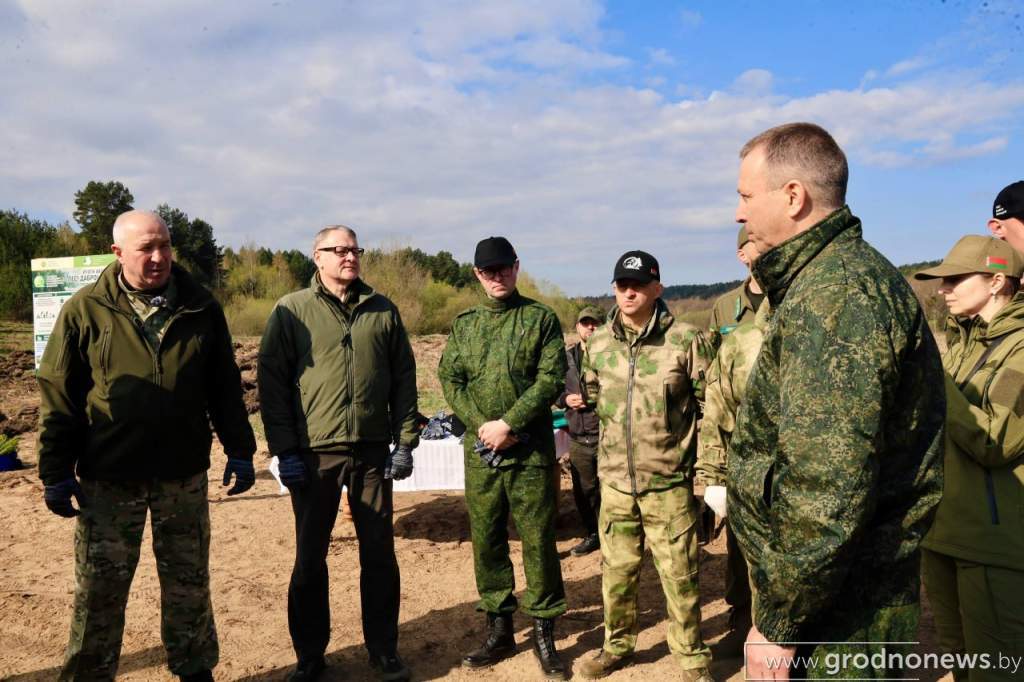 Руководство Гродненского облисполкома приняло участие в республиканском субботнике