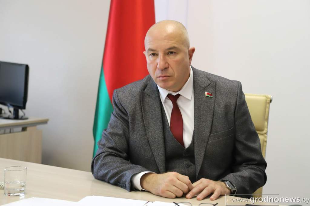 Юрий Караев провел прямую телефонную линию и прием граждан в Щучине