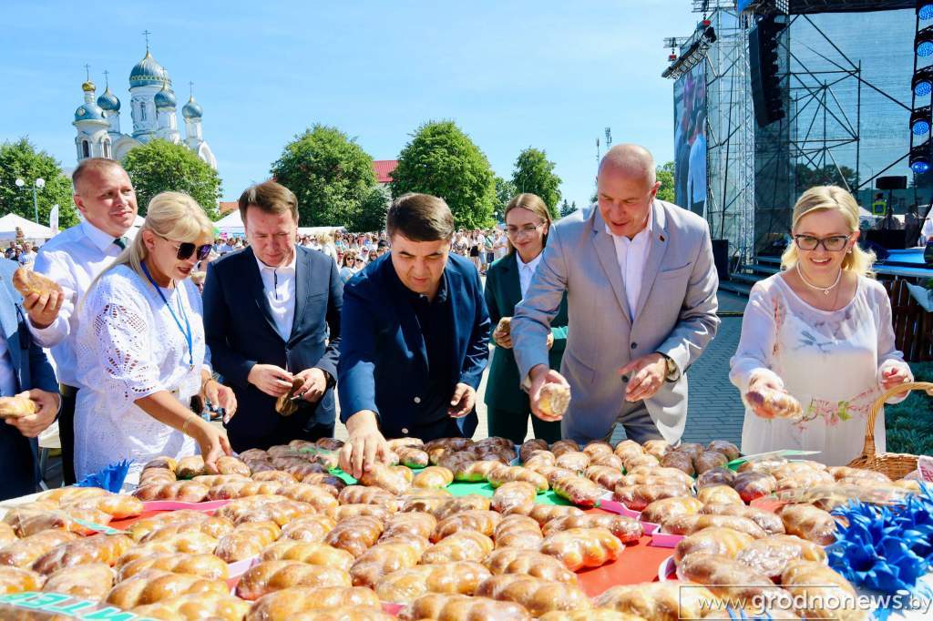 В Свислочи открыли юбилейный каравай-фест «Бацькава булка»
