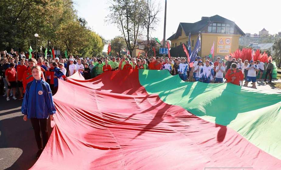 Патриотический забег по историческому центру Гродно в День народного единства собрал порядка тысячи участников Патриотический забег по историческому центру Гродно в День народного единства собрал порядка тысячи участников