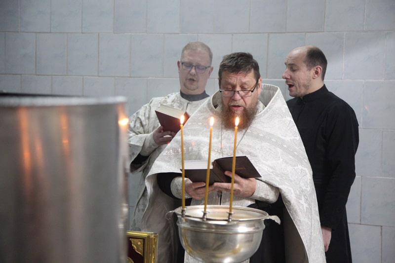 Сегодня утром освященная вода из цеха розлива минеральной воды «Поречье» ОАО «Молочный Мир» поступила в гродненские храмы