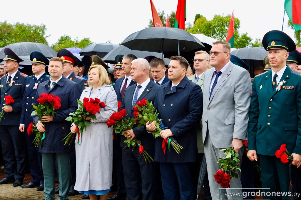 В Гродно прошел торжественный митинг, посвященный Дню народного единства В Гродно прошел торжественный митинг, посвященный Дню народного единства
