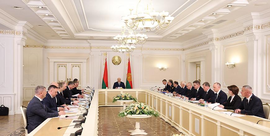 "Где, кто и на каких условиях". Александр Лукашенко поручил отрегулировать правила предоставления и выкупа арендного жилья